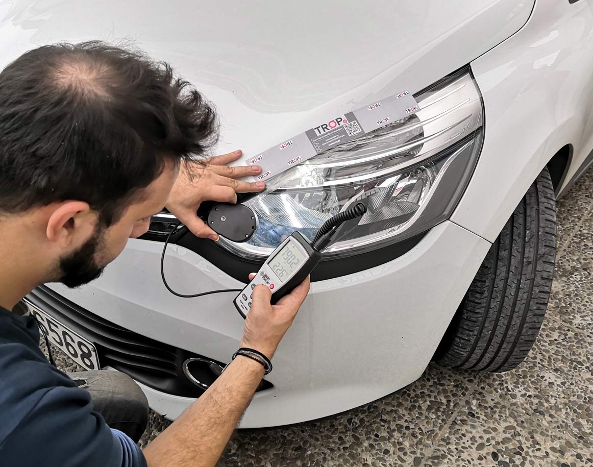 Εικόνα 2: Λάμπες LED H4 με ψήκτρες Εικόνα 3: Τοποθέτηση LED στο κατάστημα μας και μετρήση φωτεινότητας και θερμοκρασίας φωτός με ειδικό όργανο.