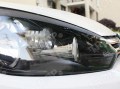 Τοποθετημένο Carbon αυτοκόλλητο στο φανάρι VW Golf 6, εικόνα με κλειστό καπό