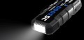 Ο φακός 400 lumen φωτίζει το σκοτάδι. Ο φακός 400 lumen φωτίζει το σκοτάδι.