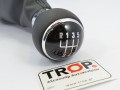 Δερμάτινο πόμολο, μεταλλικό δαχτυλίδι και μαύρη τάπα ένδειξης ταχυτήτων - Φωτό από TROP.gr