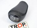 Λεπτομέρεια μαύρου δερμάτινου πόμολου 5 ταχυτήτων, για Mazda - Φωτό από TROP.gr